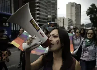 Activists, social leaders, organizations, women and men shout slogans against gender-based violence during the "Vivas nos Queremos" protest in Quito, Ecuador. Photo: UN Women/Johis Alarcon