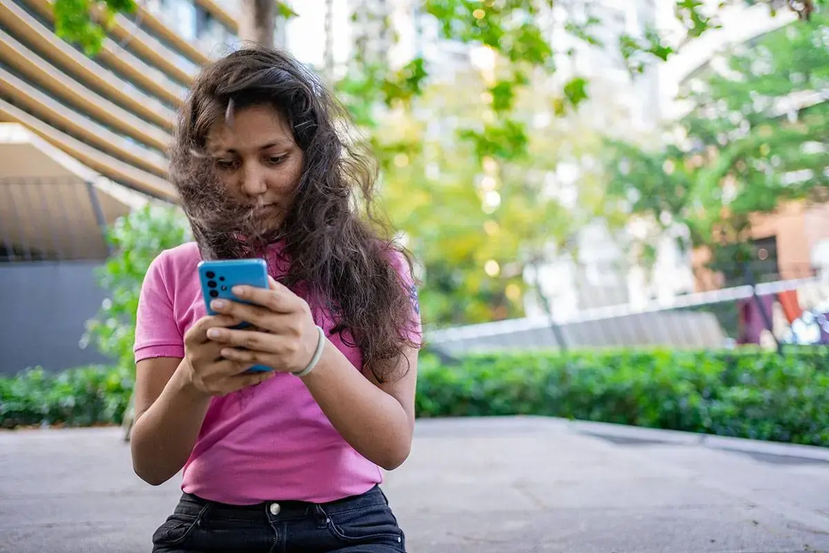 Una adolescente utiliza su teléfono, Tailandia, 2022. Foto: ONU Mujeres/Gagan Thapa Magar.